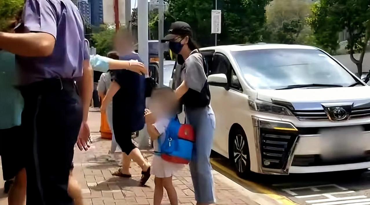 郭富城夫人亲自送小女儿入学，温馨画面引人瞩目

近日，郭富城夫人方媛亲自陪伴小女