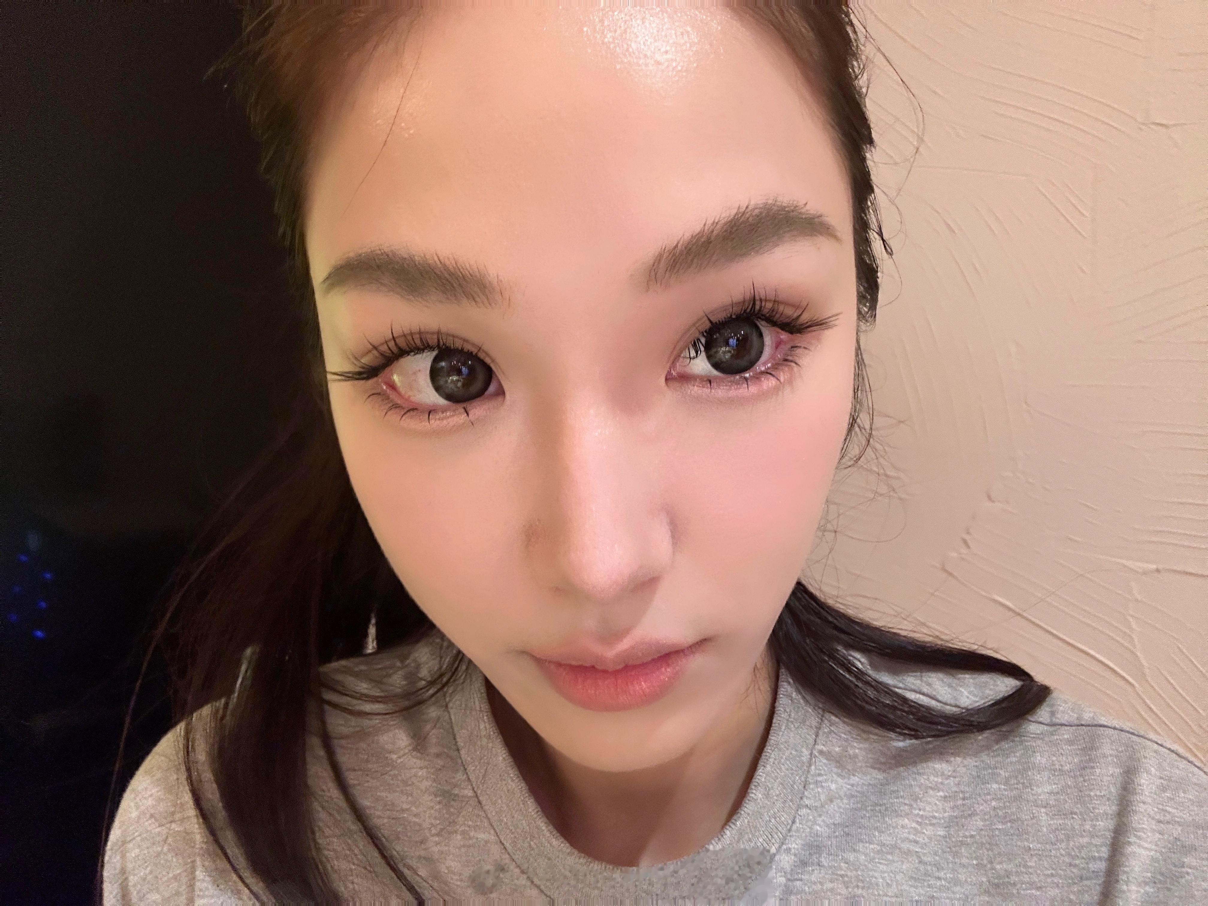 以前睫毛是漫画 这次换了个狐系2019年开始都是这个美睫师接的 没停过因为大家一