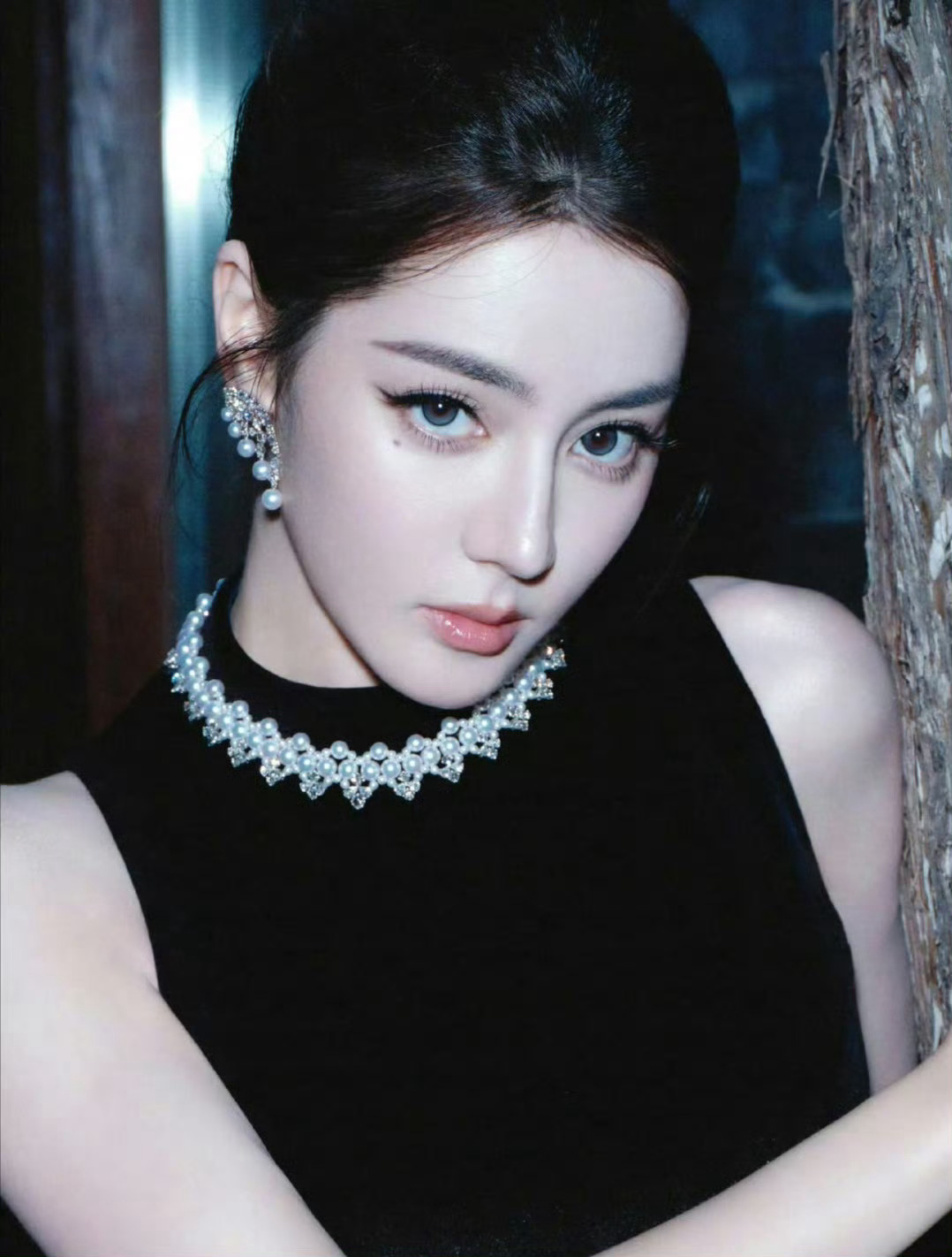 摄影师对迪丽热巴的夸夸声就没停过毕竟谁不喜欢原生脸的巴巴呢 随便一拍就出片