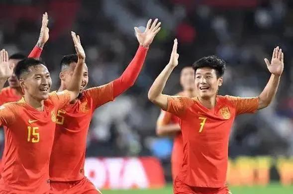 中国足球的这一年：里面的人想出来，外面的人继续进。
以足协主席陈戌源为首的足协窝