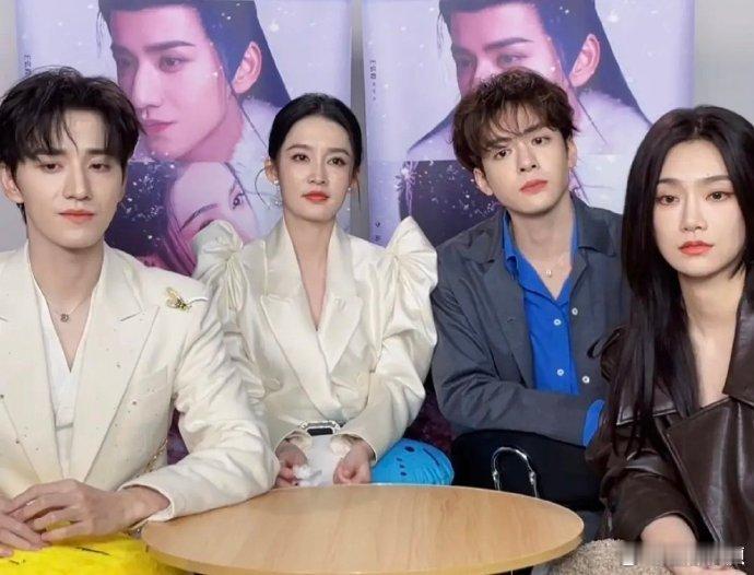 #七夜雪主演直播生图状态# 李沁、曾舜晞、王弘毅、曾可妮《七夜雪》直播生图状态，