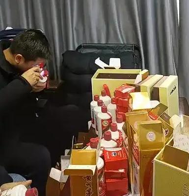 江苏男子看到商场在多家报纸上打广告，全场酒类假一赔百。便花14.16万，买了10