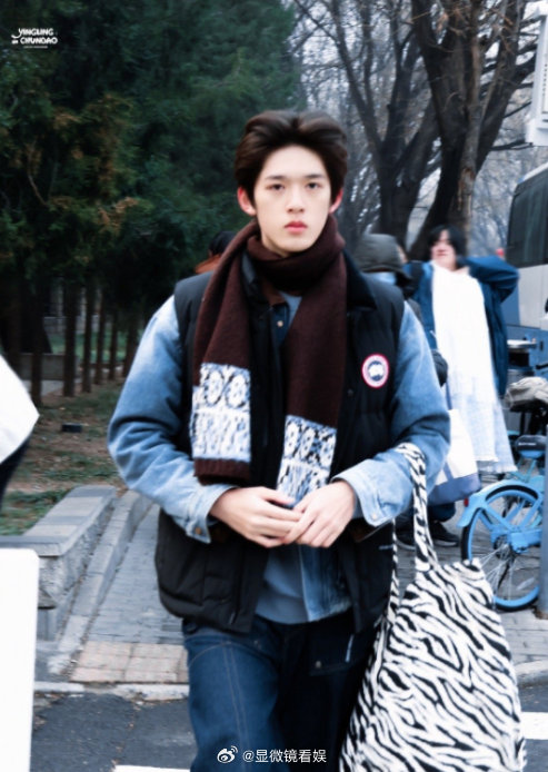 今年艺考的明星考生 今年艺考的明星考生好多啊，官俊臣今日北电校考路透~ 