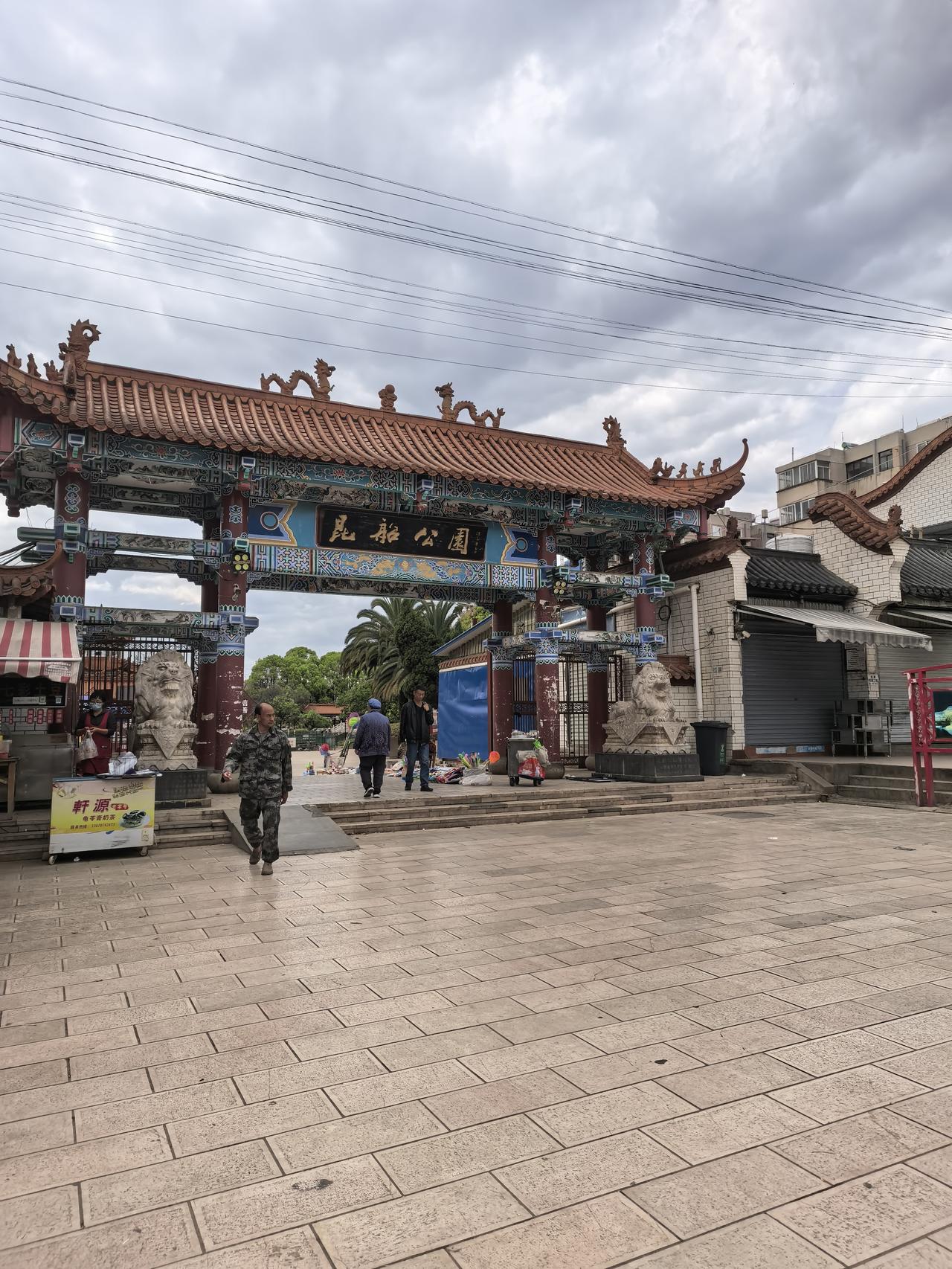 能把一个职工宿舍成为一个超级小区的社区昆船小区，这个小区有四十来年有了吧！里面有