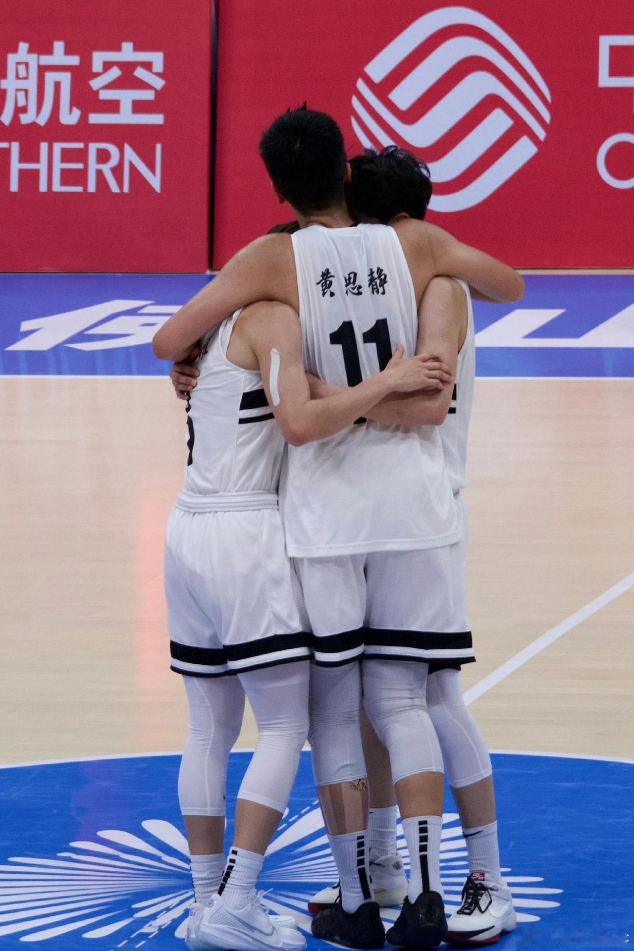 难得的是广东女篮全队上下，都在齐心协力为杨舒予和杨力维的爸爸拼下这块金牌！

广
