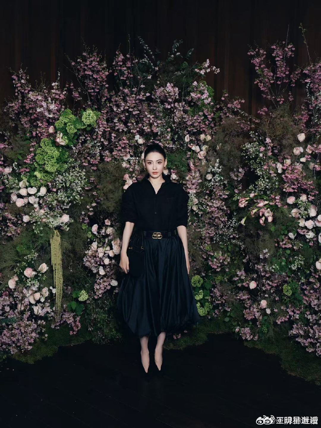 巴黎世家偶遇张柏芝 张柏芝巴黎世家活动状态氛围感满分！巴黎世家偶遇张柏芝，黑色花