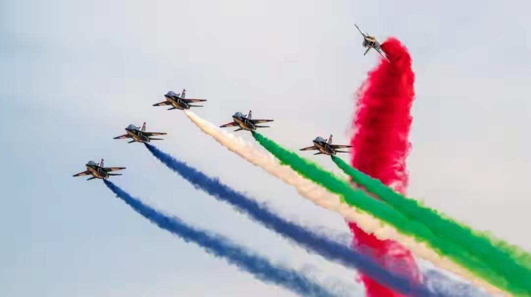 太扬眉！中国战机飞越纽约上空，美国250周年庆典，全场风头全被中国制造抢走
 