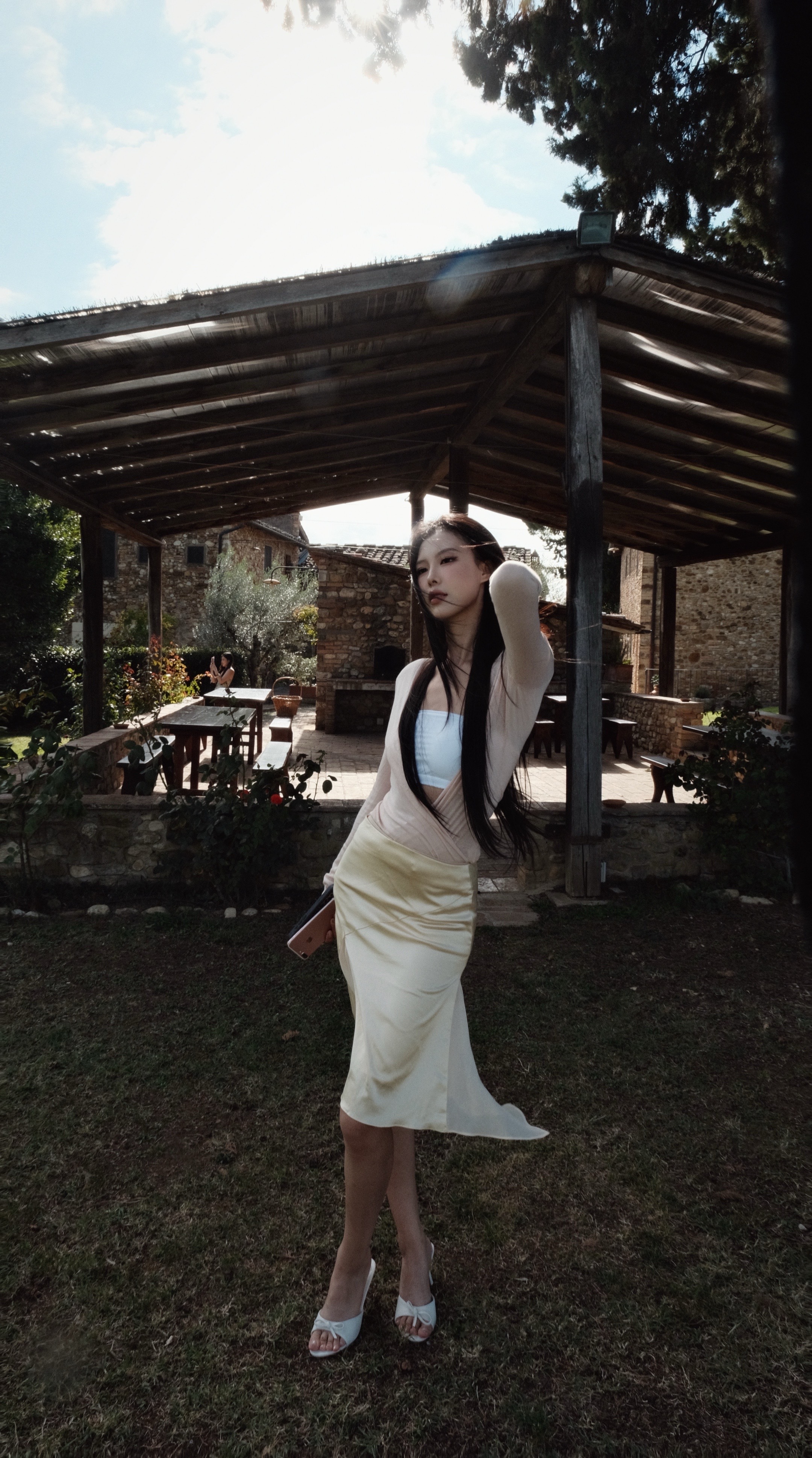 “她身上有股清冷的木质调” 