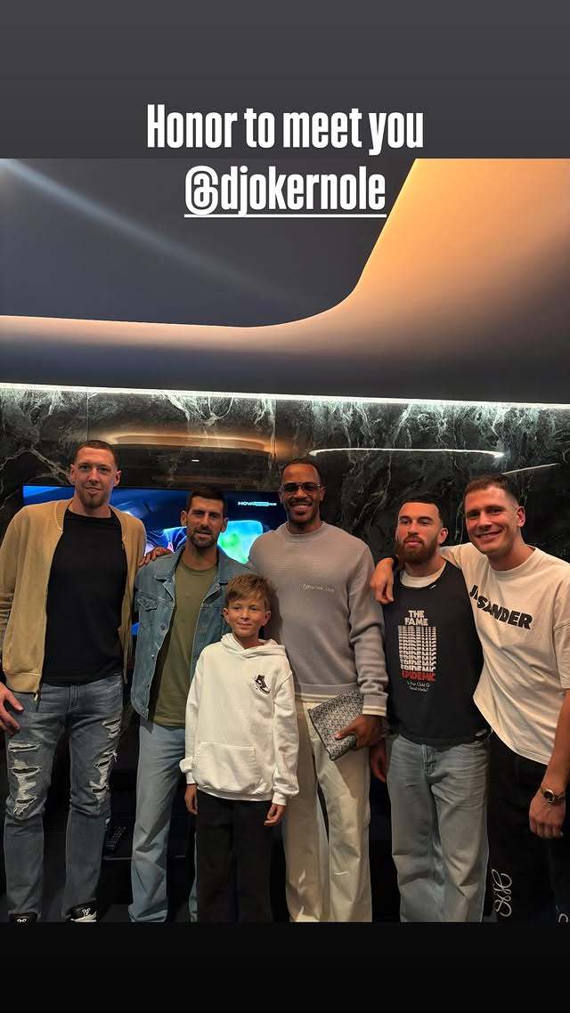 小德和Stefan与摩纳哥篮球队球员合影 ​​​