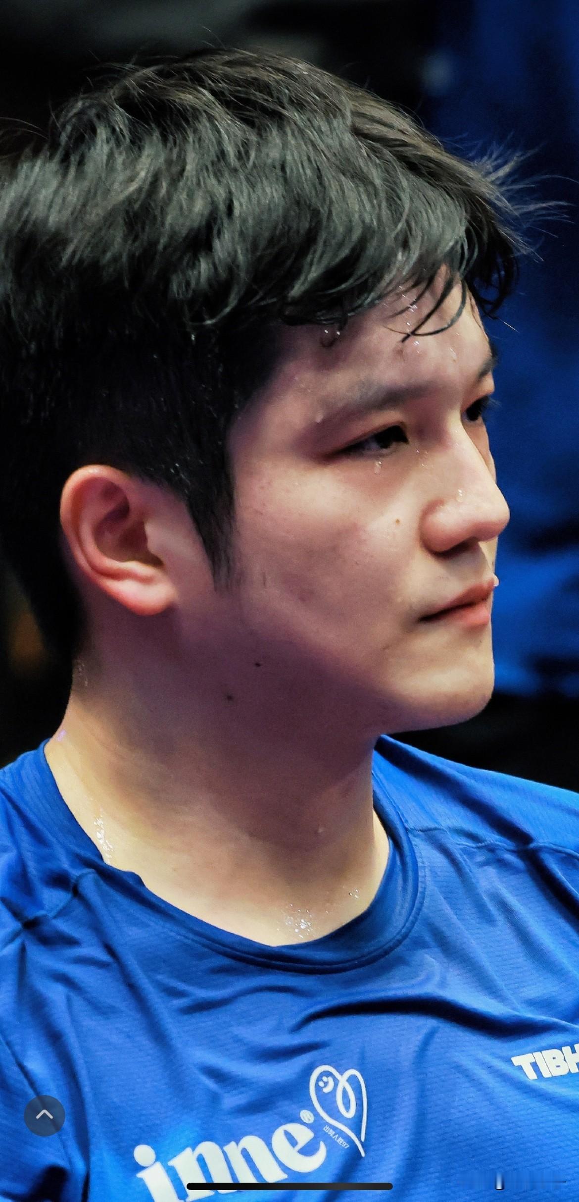 看东哥这张照片你什么感觉？
他就是可以忍着，任由汗水肆意流淌，专注于球场上技战术