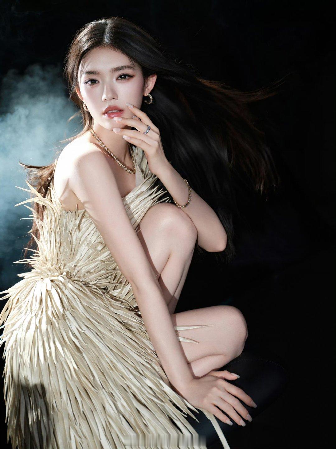林允坐孙怡程潇中间 活动方是懂观众喜好的，把三位高颜值美女排在一起，随便一个扫镜