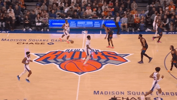 逐帧拆解：泰雷斯-马克西，持球三分技术超细节解析图1推过半场后立即借助庄神LOG