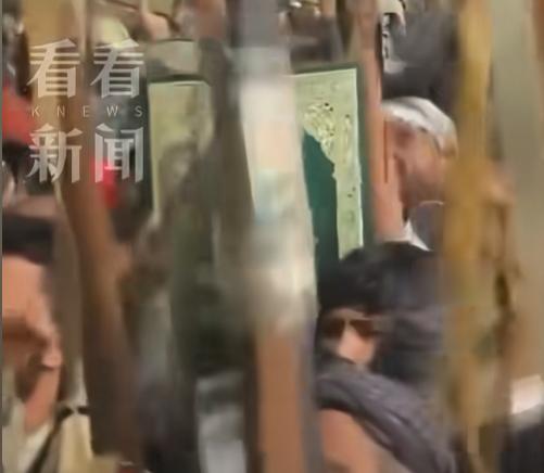 5月18日，也门成千上万的人涌上街头，举行了一场超级大的游行，大家齐刷刷举起枪指