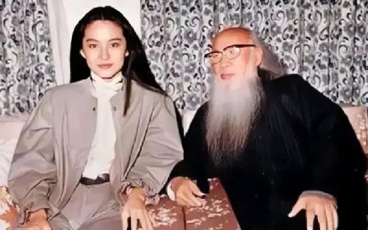 1983 年，导演徐克想求张大千墨宝，带着厚礼去拜访，谁知 84 岁的张大千已封