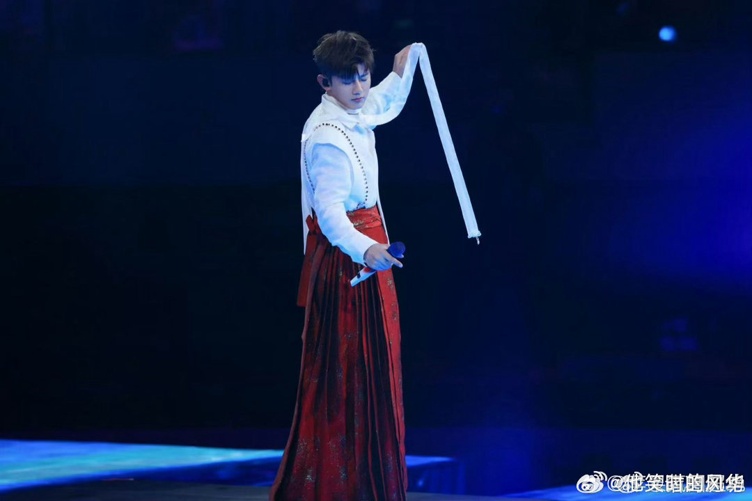 张杰就这样宠我张杰用温柔眼神与贴心互动，把粉丝宠成心头宝，舞台上全力演唱、细节里