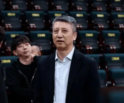 世预赛中国不敌韩国，赛后主教练郭士强十分无奈，接受采访时频频摇头，球迷表示:今晚