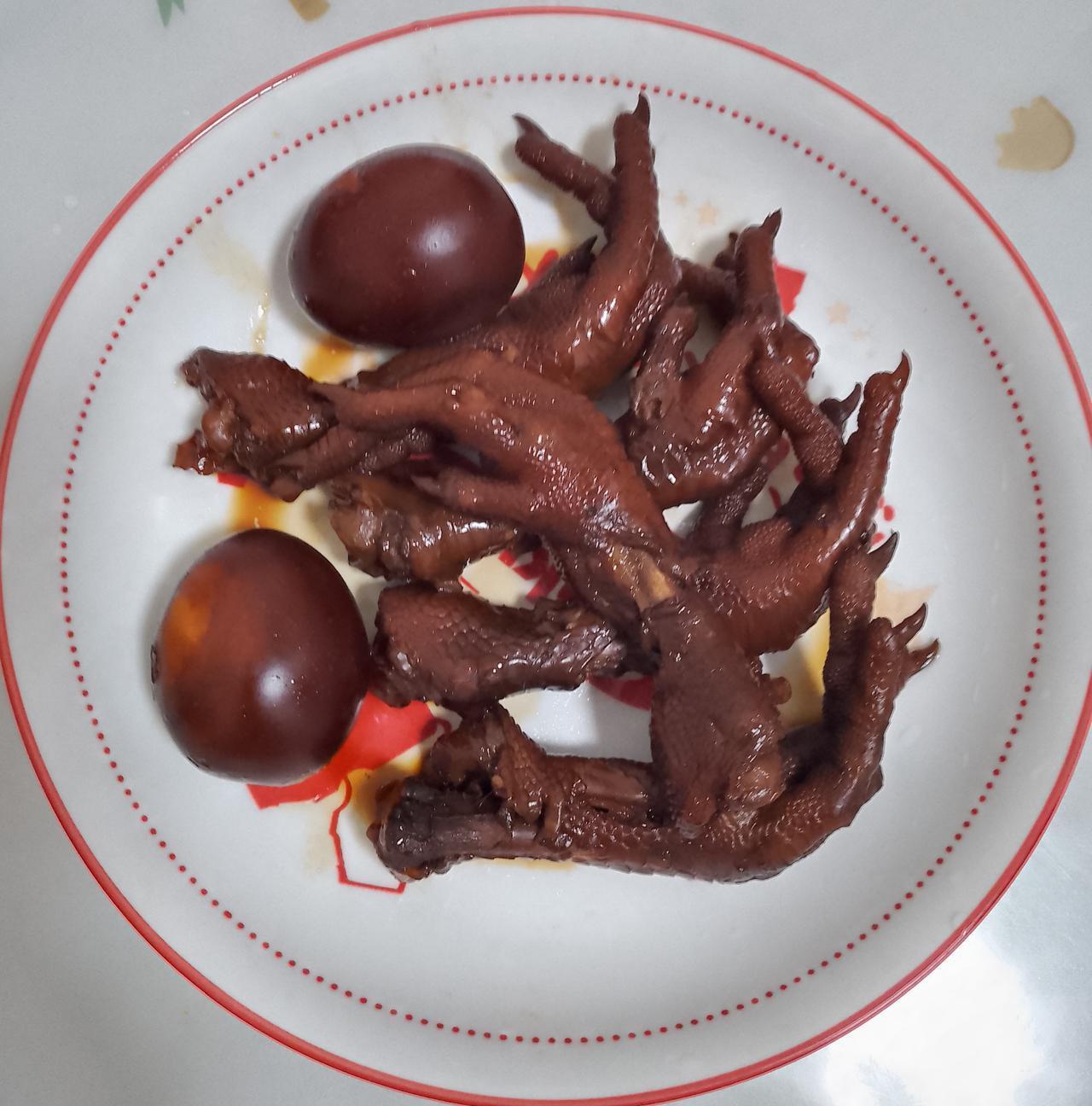 这几天广州的天气凉了，大家都开始做一煲甜醋猪脚姜鸡蛋了，我家喜欢用鸡脚代替猪脚，