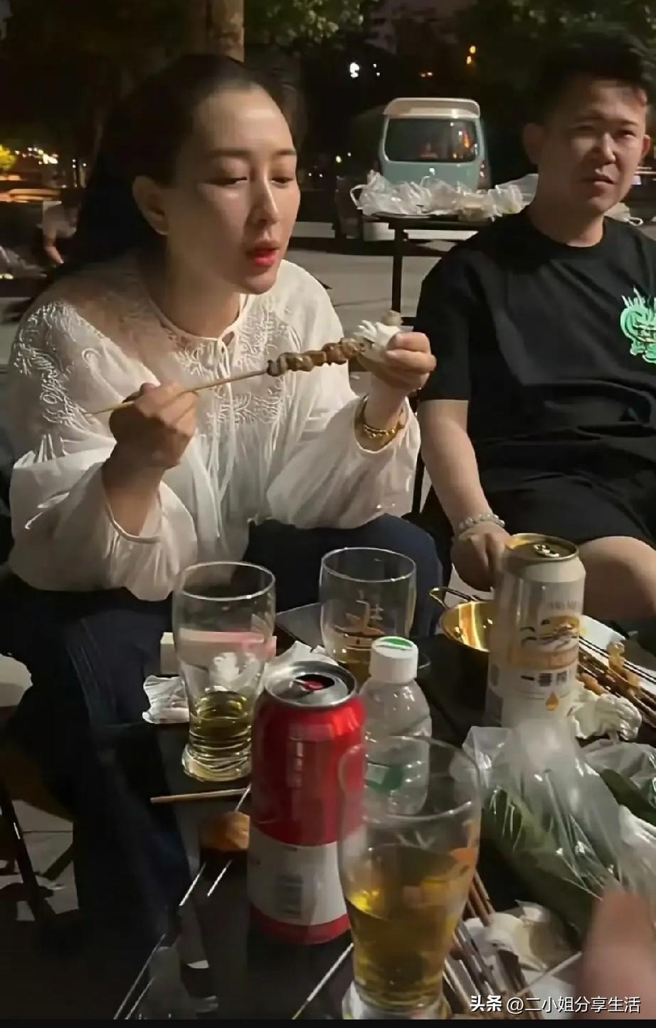 一位女明星在路边撸串，好眼熟啊，有人知道他叫什么名字吗？