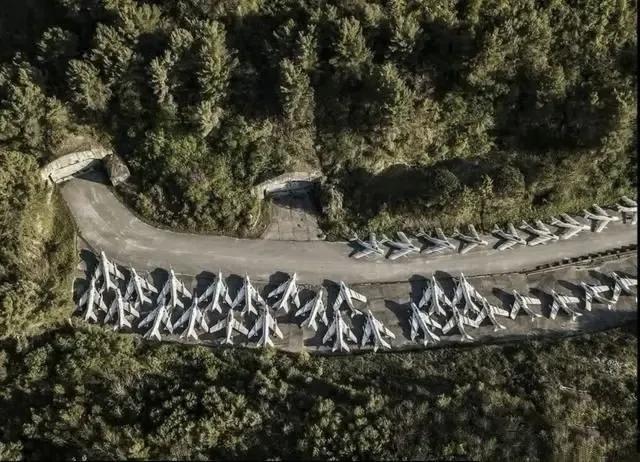 以前“深挖洞，广积粮”时期建了好多藏在山体里的三防工程，感觉就像神秘的地下世界。