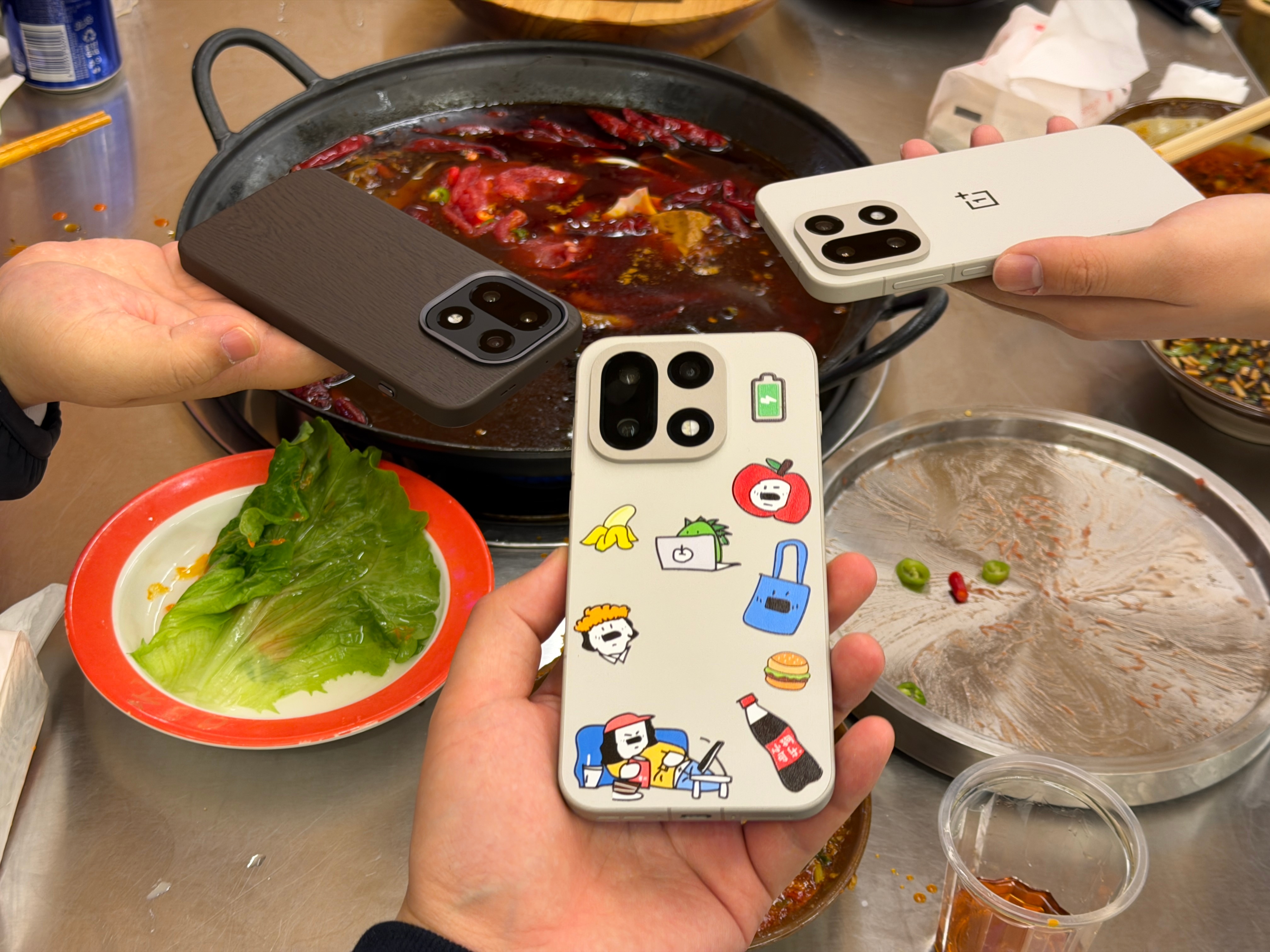 三个人吃饭三个人都用一加15！不过我的最好看