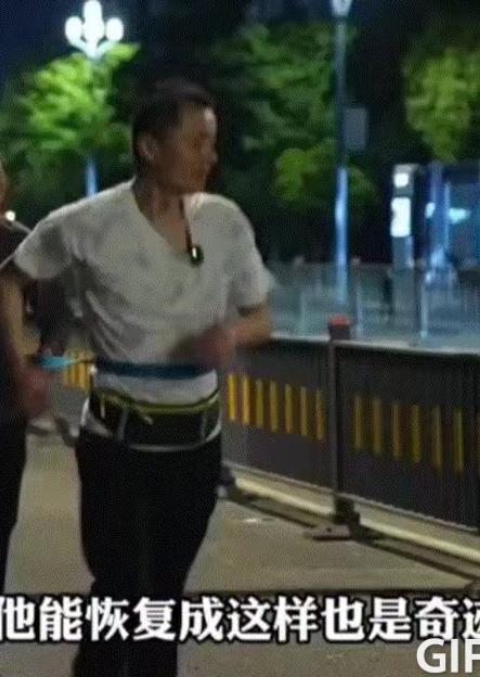 一男子每晚用绳子牵着脑梗瘫痪的父亲跑步康复。外人听着像“遛病人”，他却把绳子当成