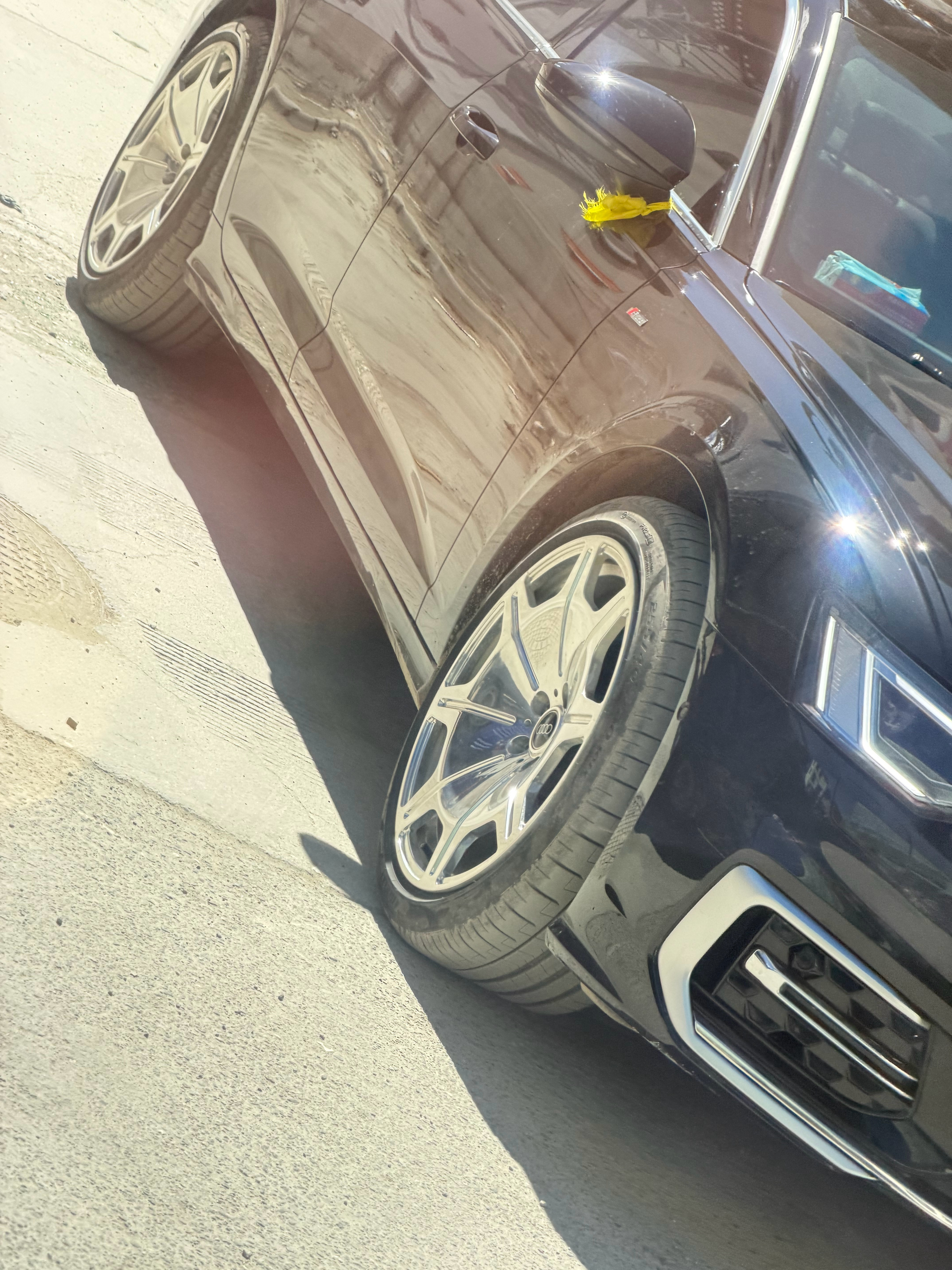 进藏还是蛮有趣的，路边有做川菜的新荣记，卖奶茶的上海老阿姨，烤藏香猪抽雪茄的老板