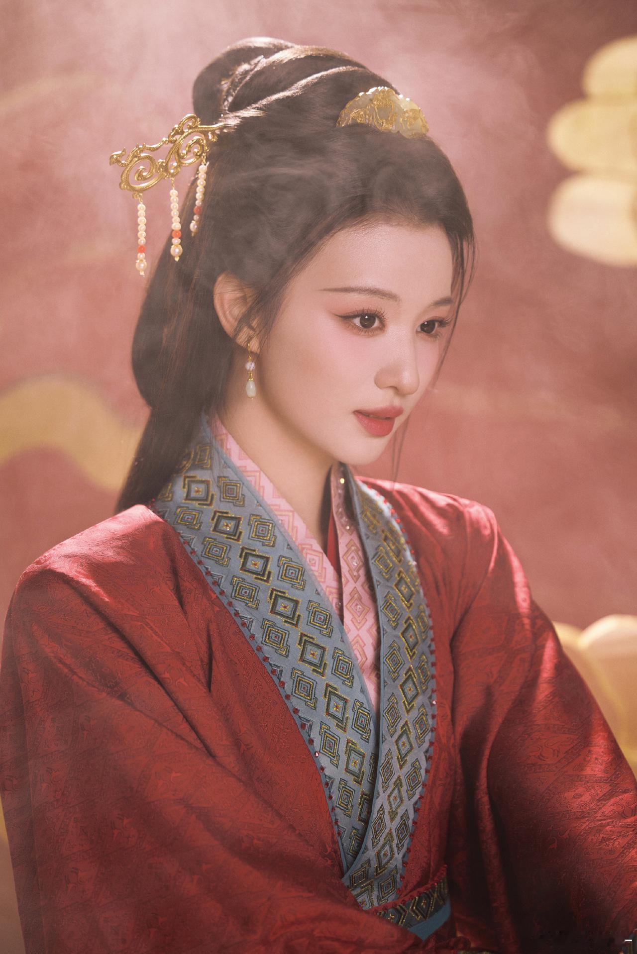 优雅与性感，你会怎么选美女明星穿搭写真