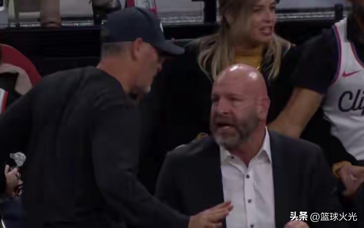 刚接手就吵起来了！开拓者要变天。
开拓者新老板与总经理克罗宁发生激烈争吵，看来邓