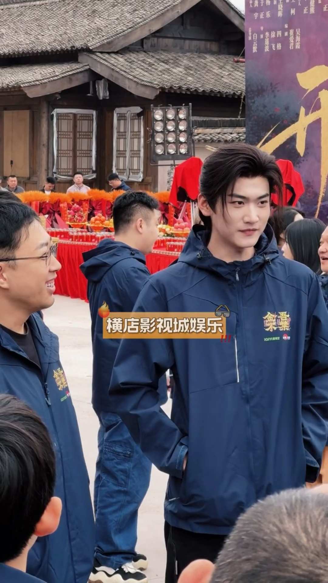 我上班站在老板旁边就周柯宇这样： 周柯宇站在于正旁边的反应 ​​​