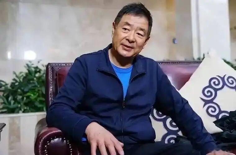 布带深·默斋主人原创散文夜深时分，京郊老式居民楼的灯火渐渐熄灭，整座院落沉入静谧