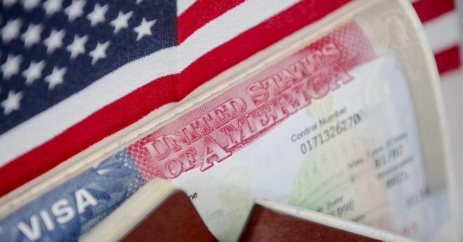 美国将不再向俄罗斯人以及其他74个国家的公民发放签证。

国务院将这些措施解释为