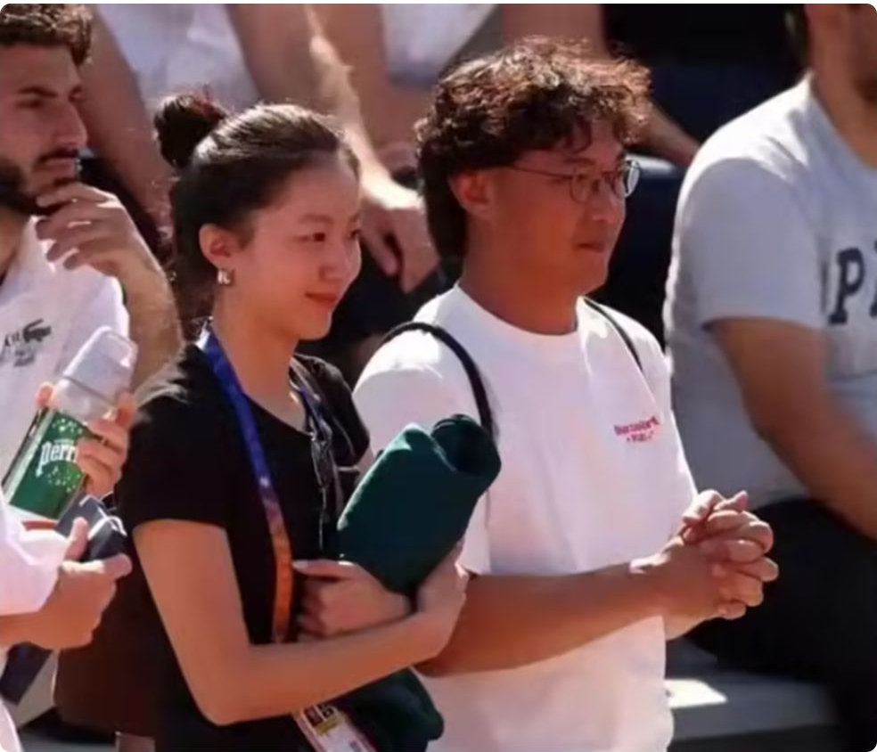 最强准岳父上线！陈奕迅陪女儿看男友比赛，赛后拥抱鼓励 