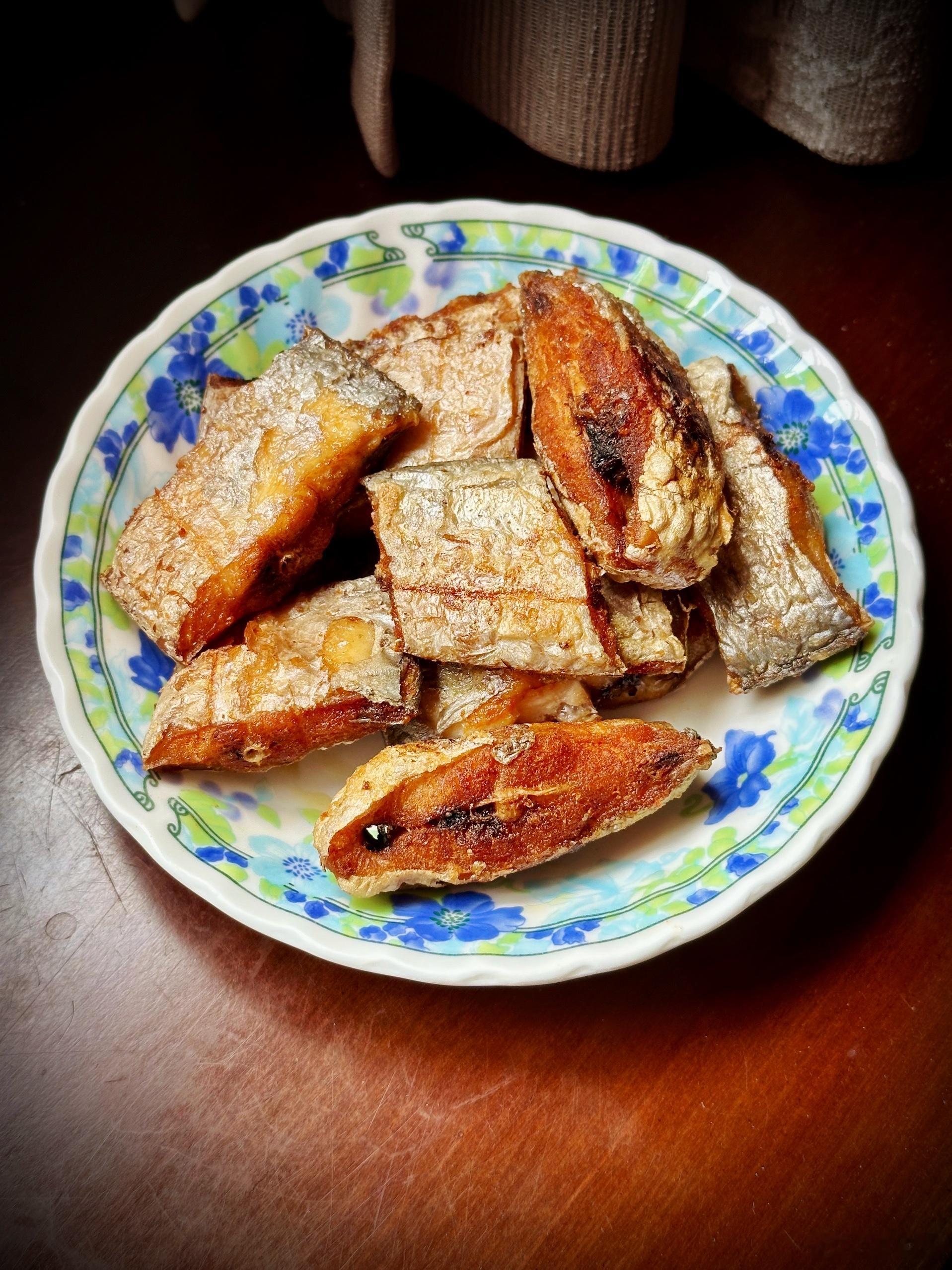 屋里煎带鱼不去鳞。带鱼鳞又肥又香，带鳞煎鱼肉更嫩。带鱼段抱一点点盐，吸干表面水分
