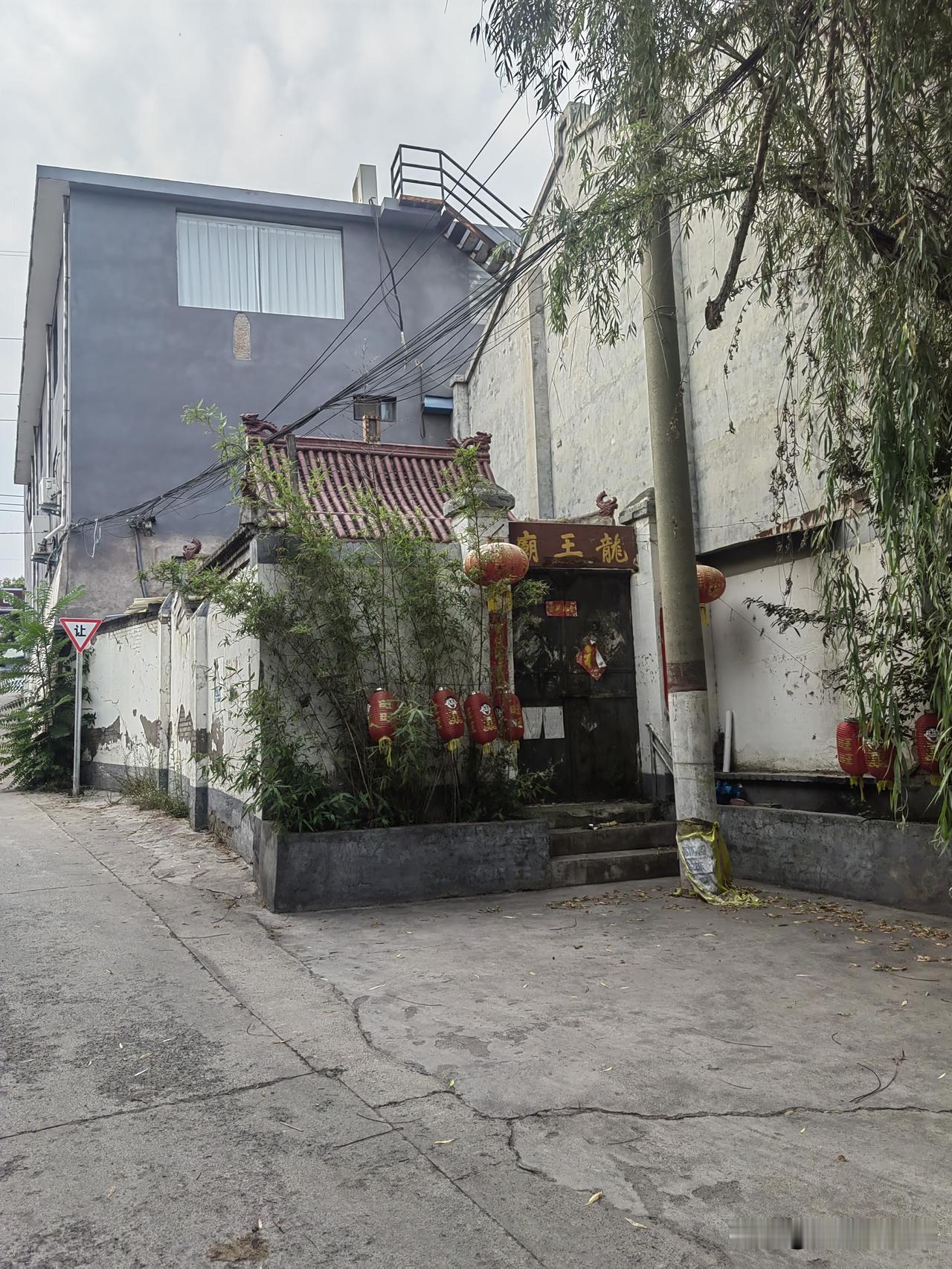 这个村从北面入口居然有这么小一个龙王庙，不知道香火如何，为什么在这个地方会设置这