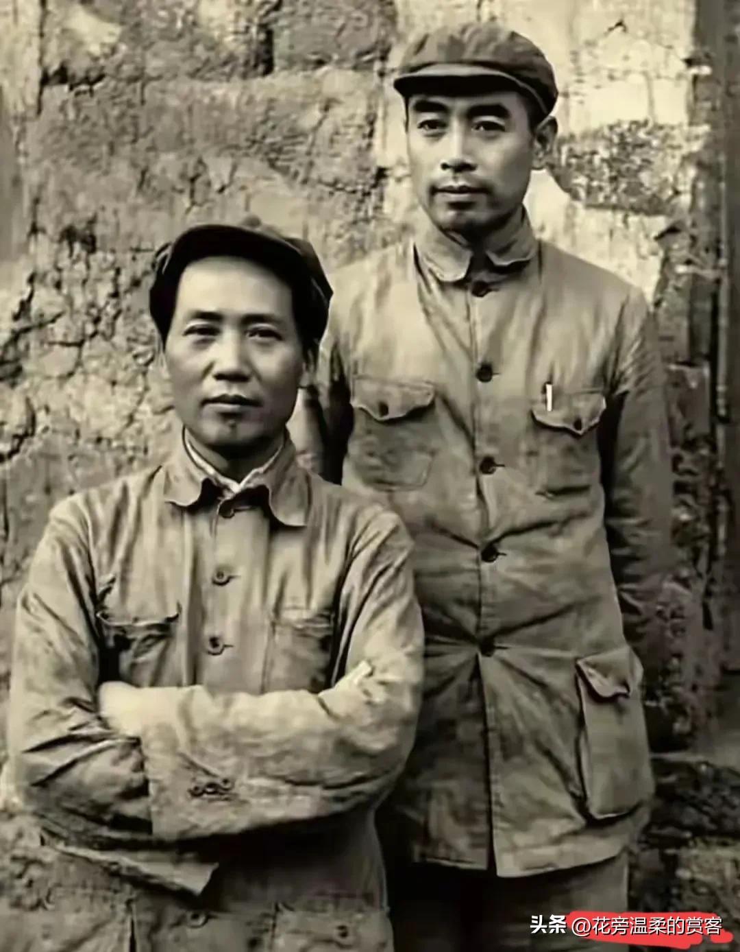 这张照片拍摄于1944年，这才是他们的真实模样。
 
很多人看过无数抗战影视剧，
