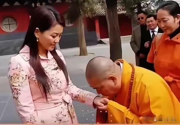 释永信亲吻李湘手的画面，这让李湘很尴尬。
​李湘为何尴尬？因为她根本没想到，少林