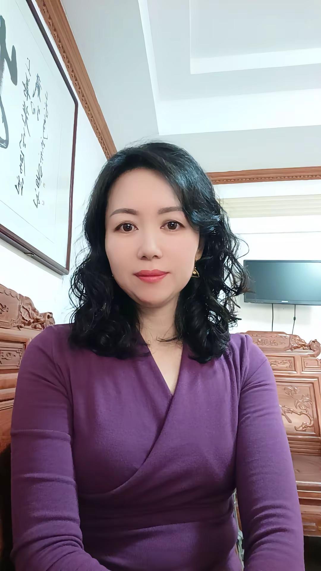 到了一定的年龄，迷人的不再是脸，而是骨子里的气质，经历岁月沉淀后的灵魂…