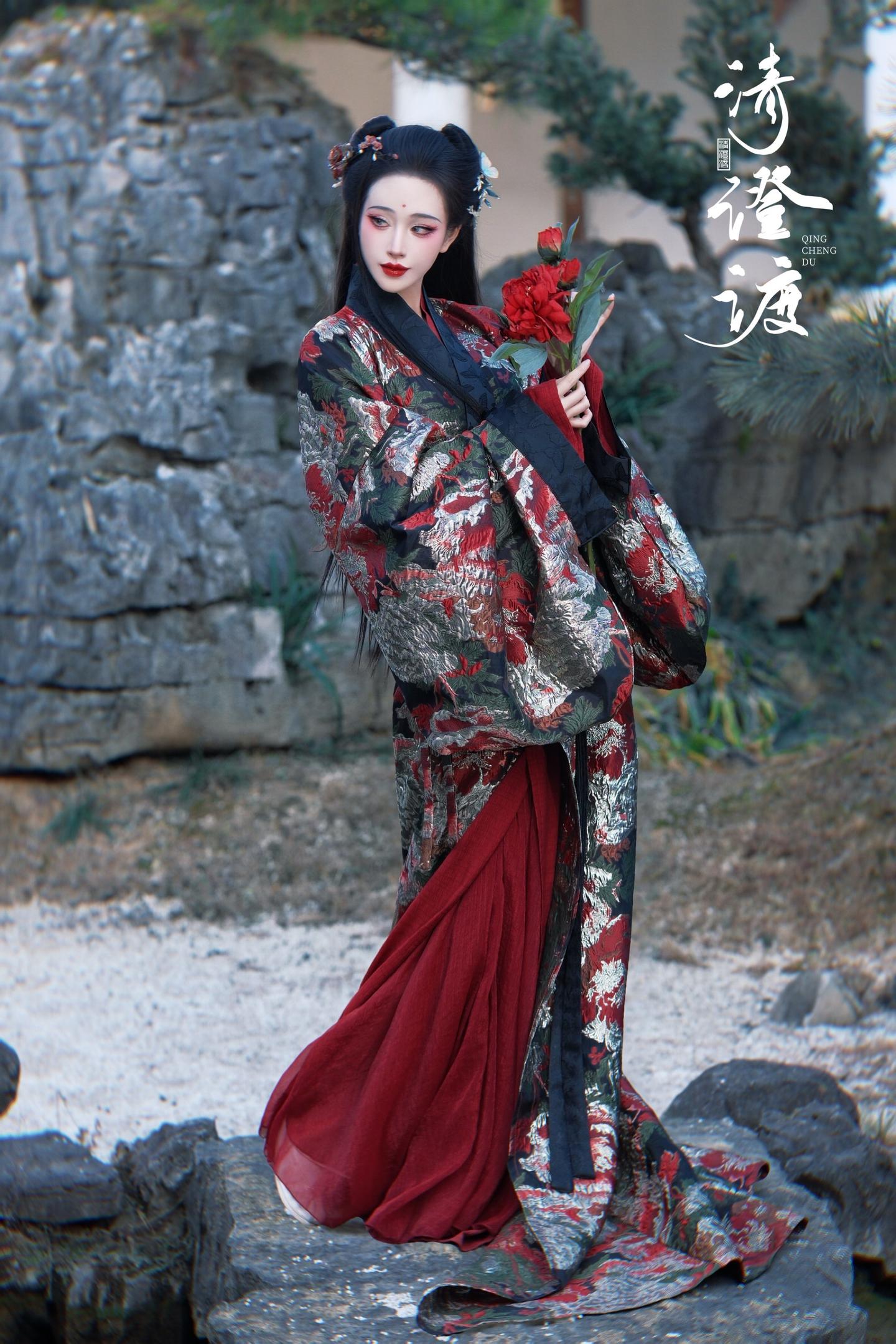 暮云收尽，秋水如镜。