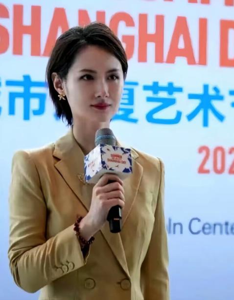 上海台主持人陈璇的处理结果出炉，没开除、工资照发，但所有出镜节目全被悄悄停掉了。