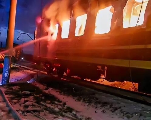 乌克兰总统泽连斯基在社交媒体证实，一列搭载超过200名乘客的客运列车在哈尔科夫州