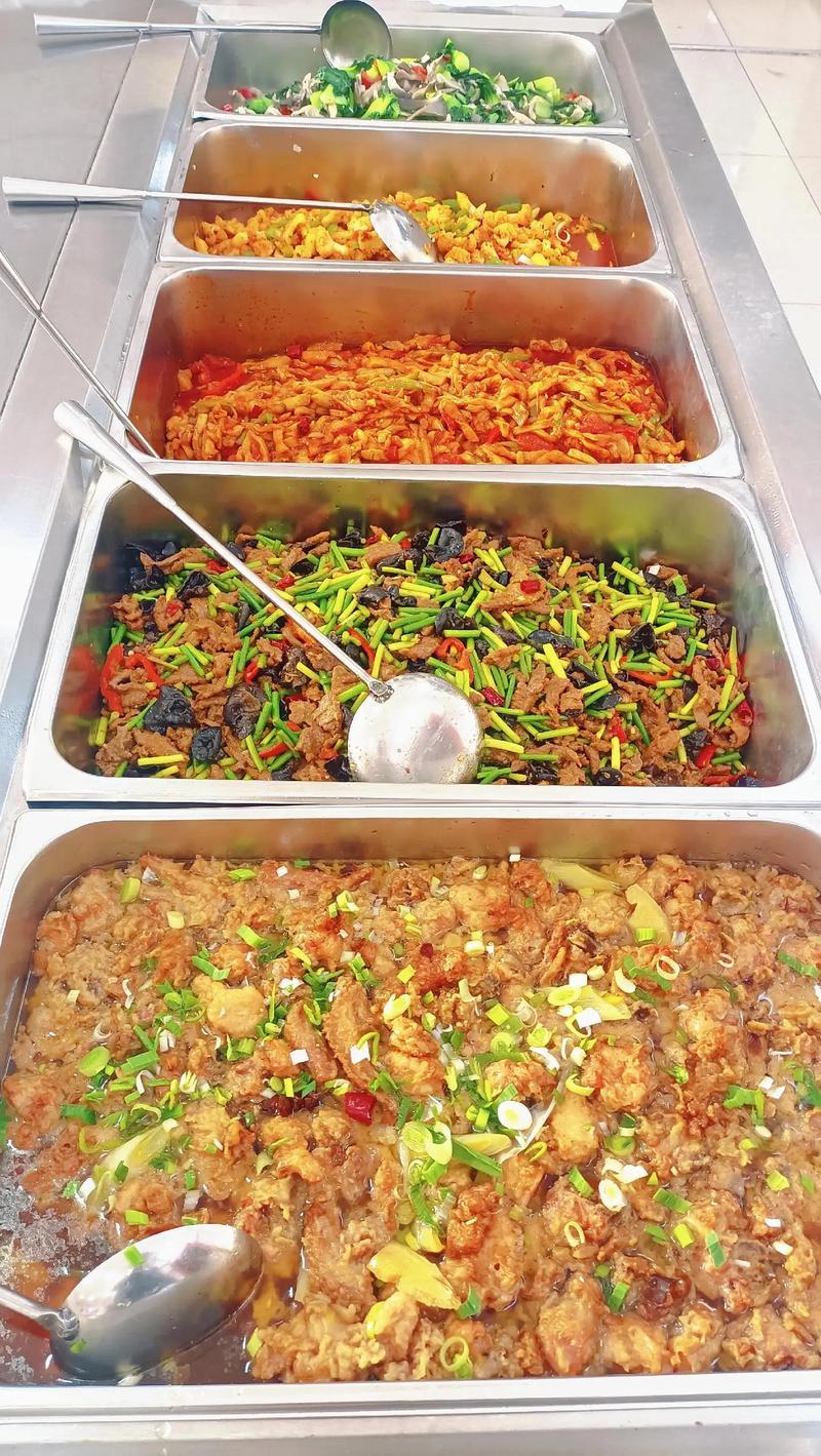 好奇，一天工作8小时包括午餐和午休吗？是不是自从进入公司大门打卡之后，就算上班时