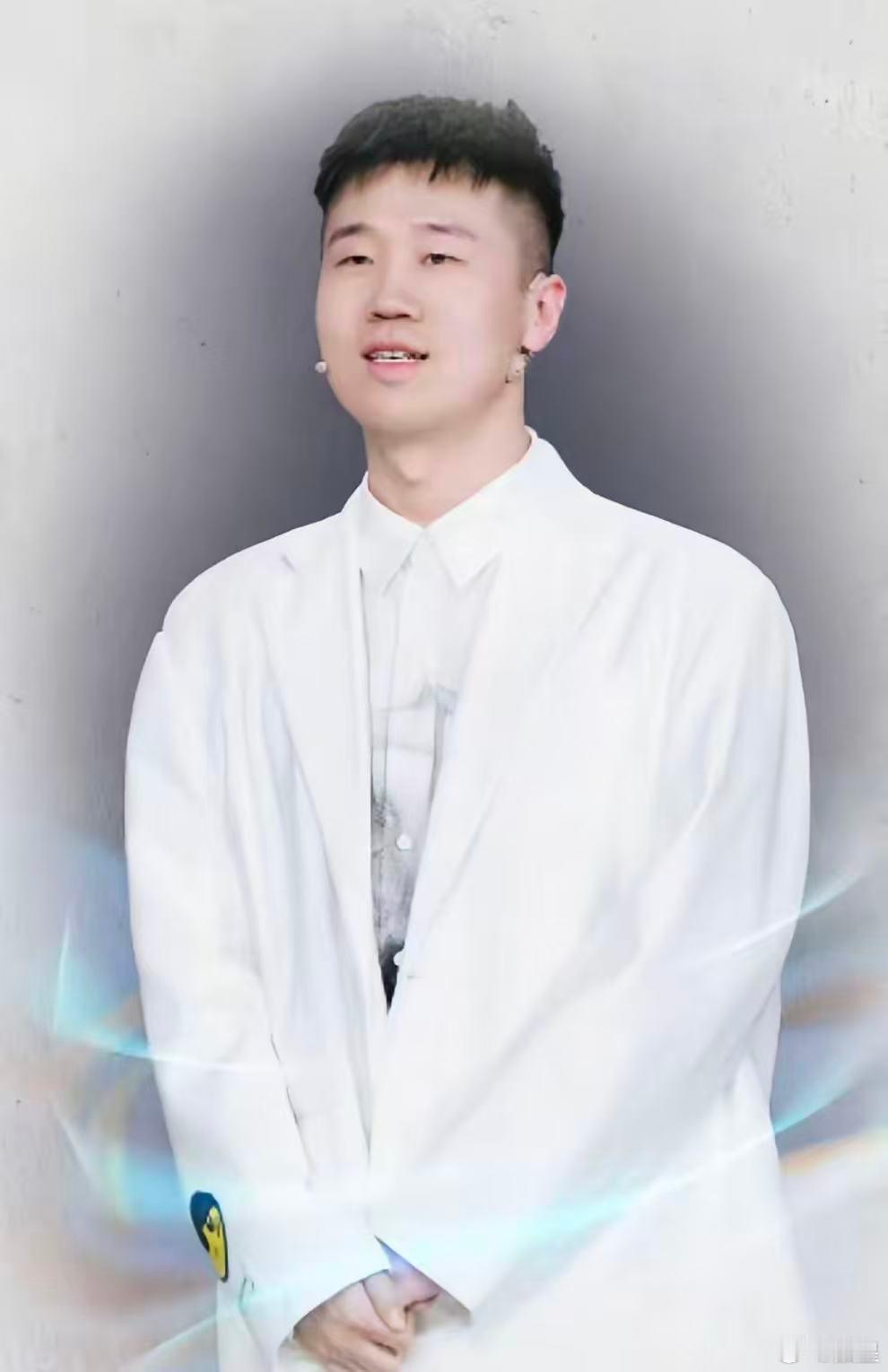 足坛观赛热度高，跨界聊球直播出圈，德云社成解说席亮点。杨九郎本就是资深球迷，擅长