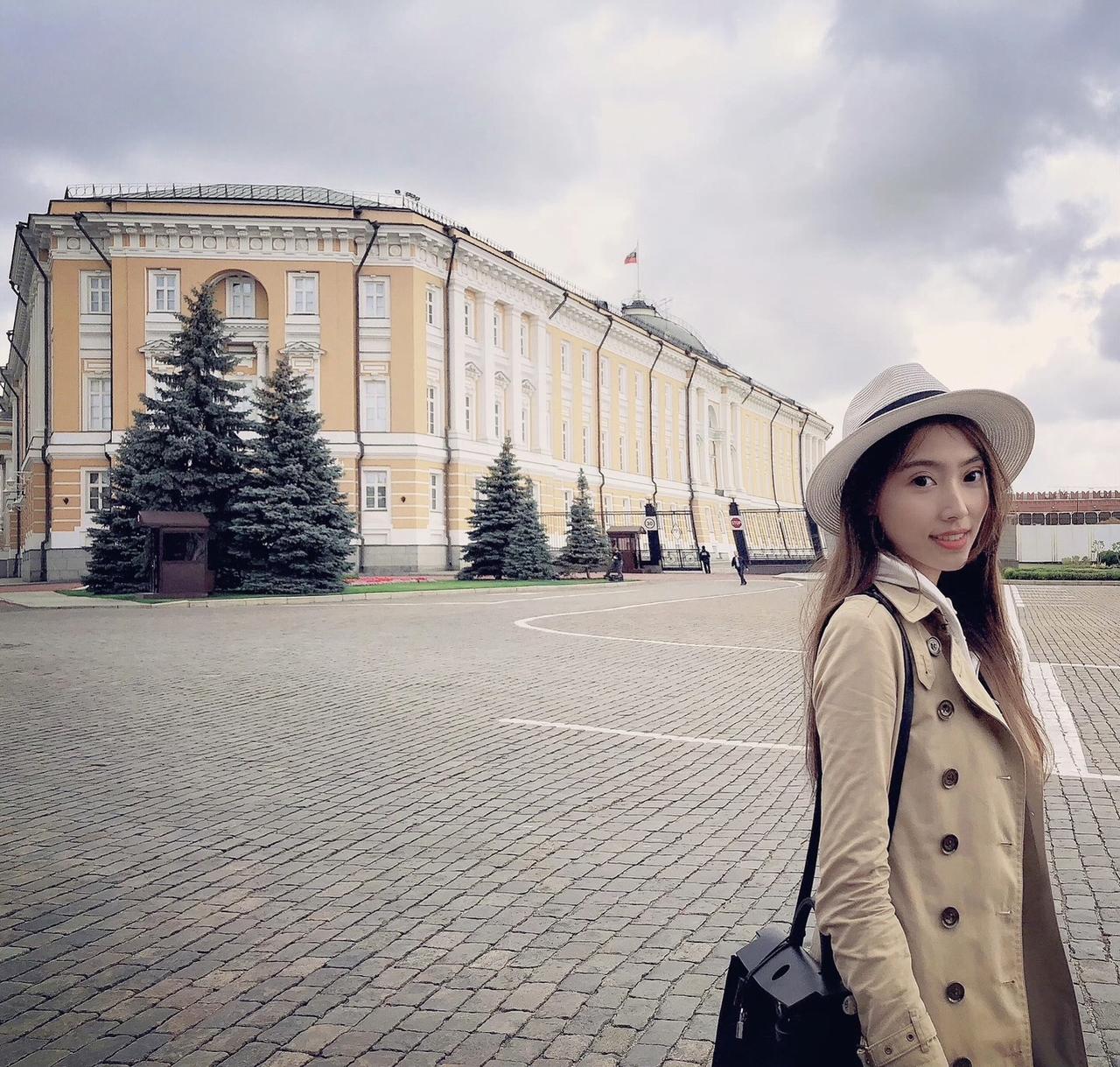 从零碎中生长出完整，从感受中淬炼出力量。
上热门 御姐 美女 穿搭