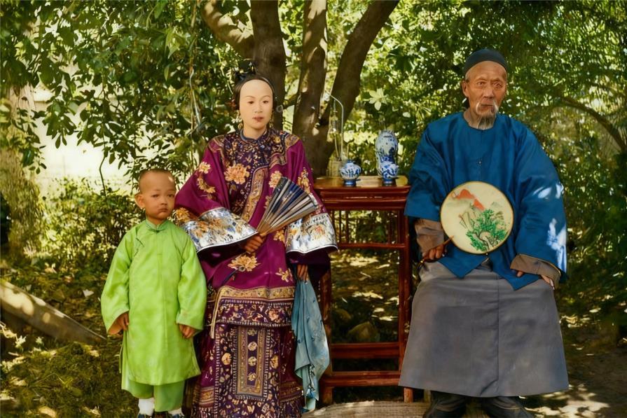 这张拍摄于光绪初期的老照片，是清末台湾府（今台南）少有的官绅家庭影像遗存。
画面