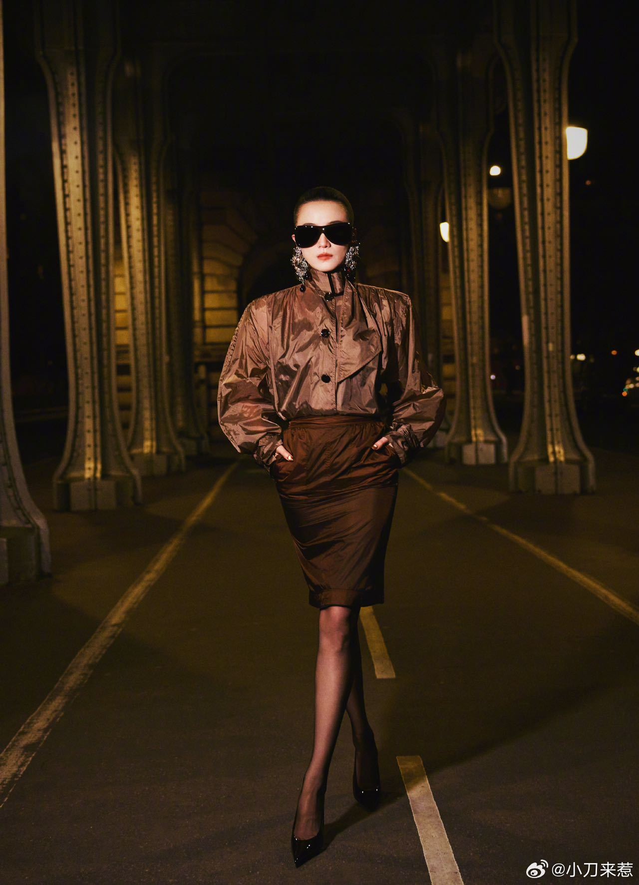宋佳G社镜头 宋佳在巴黎大秀的G社生图就像一场时尚盛宴！她踩着细高跟，戴着宽墨镜