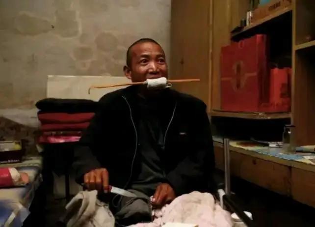 人的忍耐度究竟可以达到何等程度？2012年4月，一河北男子省百万住院费，亲手锯掉