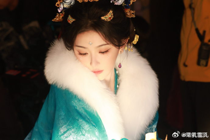 孔雪儿发了85个哭脸孔雪儿心疼哭了来看娱乐  原来明星追剧也和我们一样！孔雪儿直