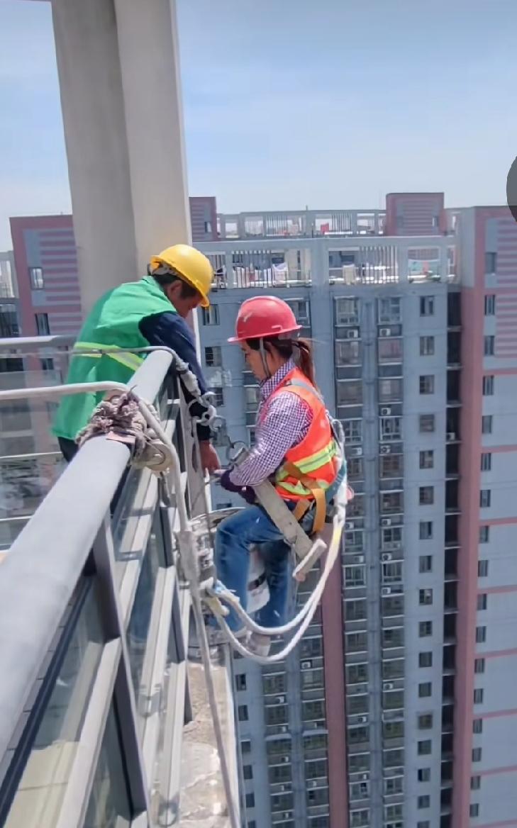 年轻时我做过高空作业，微风一吹，人随安全带飘摇晃荡，我一边干活，一边观察工作点，