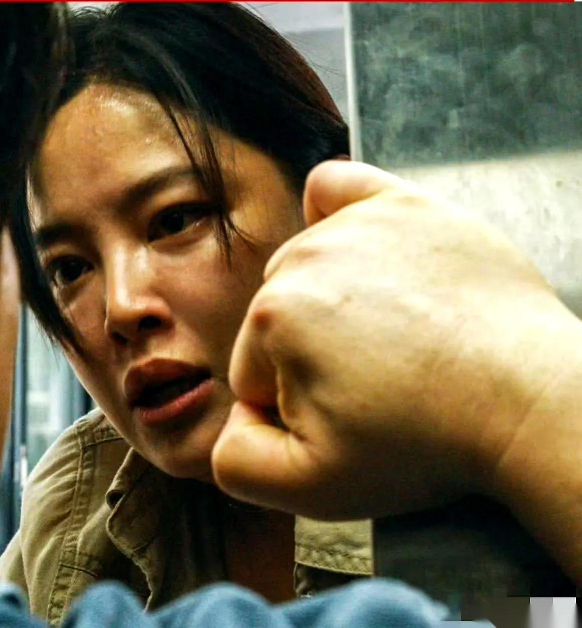看《日挂中天》真的后劲贼大！张颂文演的男主，为了辛芷蕾演的爱人，替她顶下开车撞人