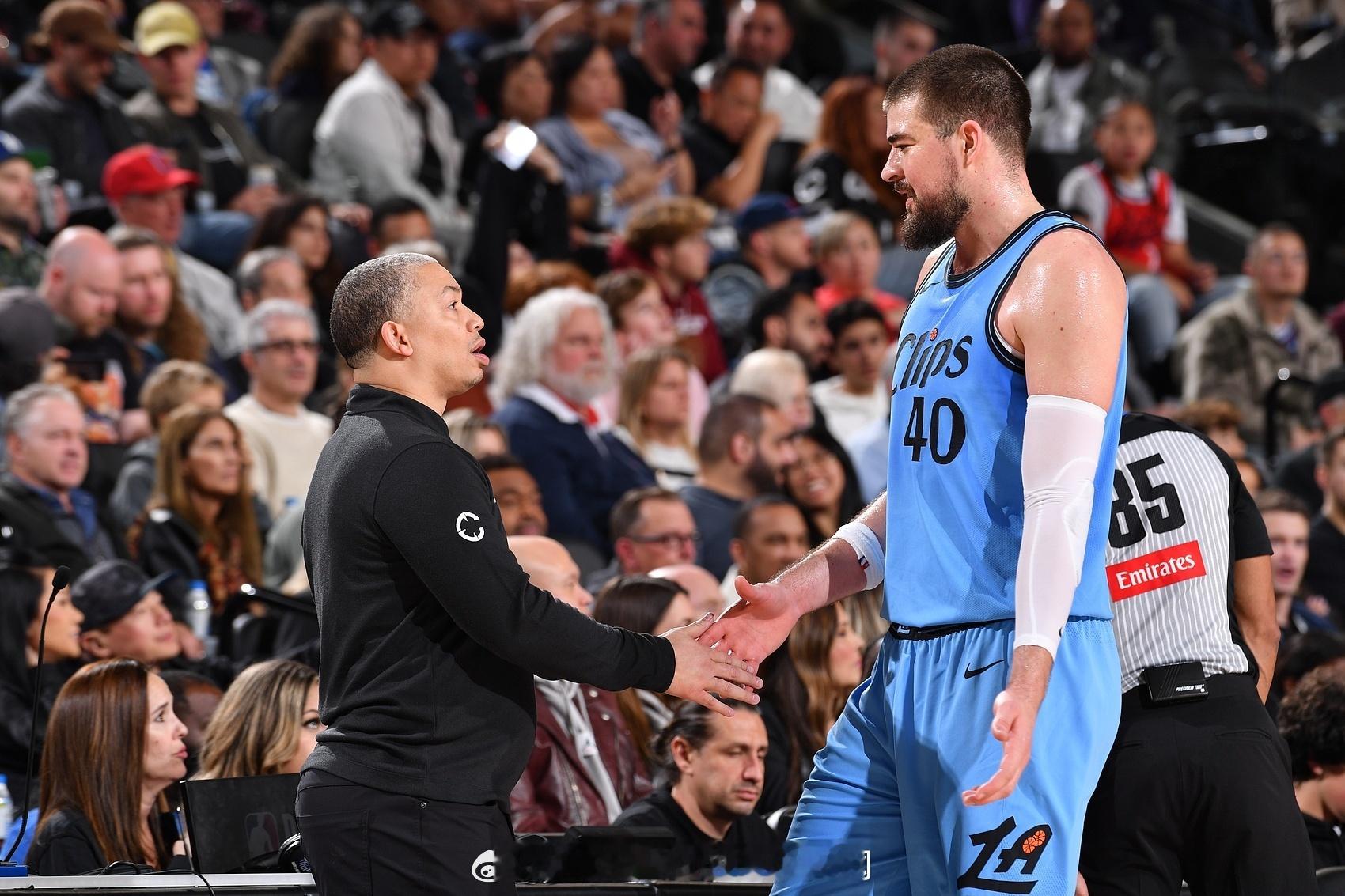 鲈鱼表示：祖巴茨主动联系自己，表示愿意担任替补出战，不想破坏球队目前良好的化学反